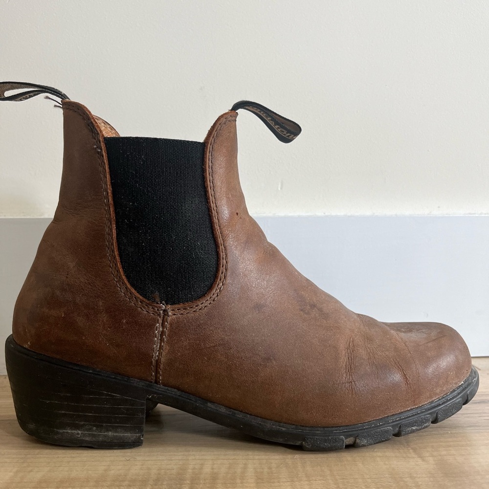 Women’s Heeled Blundstone Boots sz 9.5